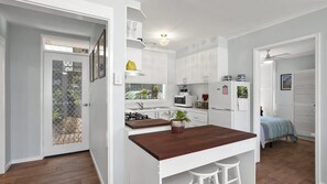 Kühlschrank, Mikrowelle, Ofen, Herdplatte