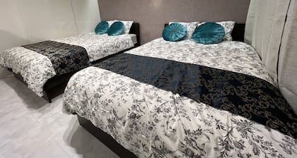 Una casa ubicada en el centro de Yokohama Chinatown.Tiene capacidad para 8 personas y es ideal para familias.