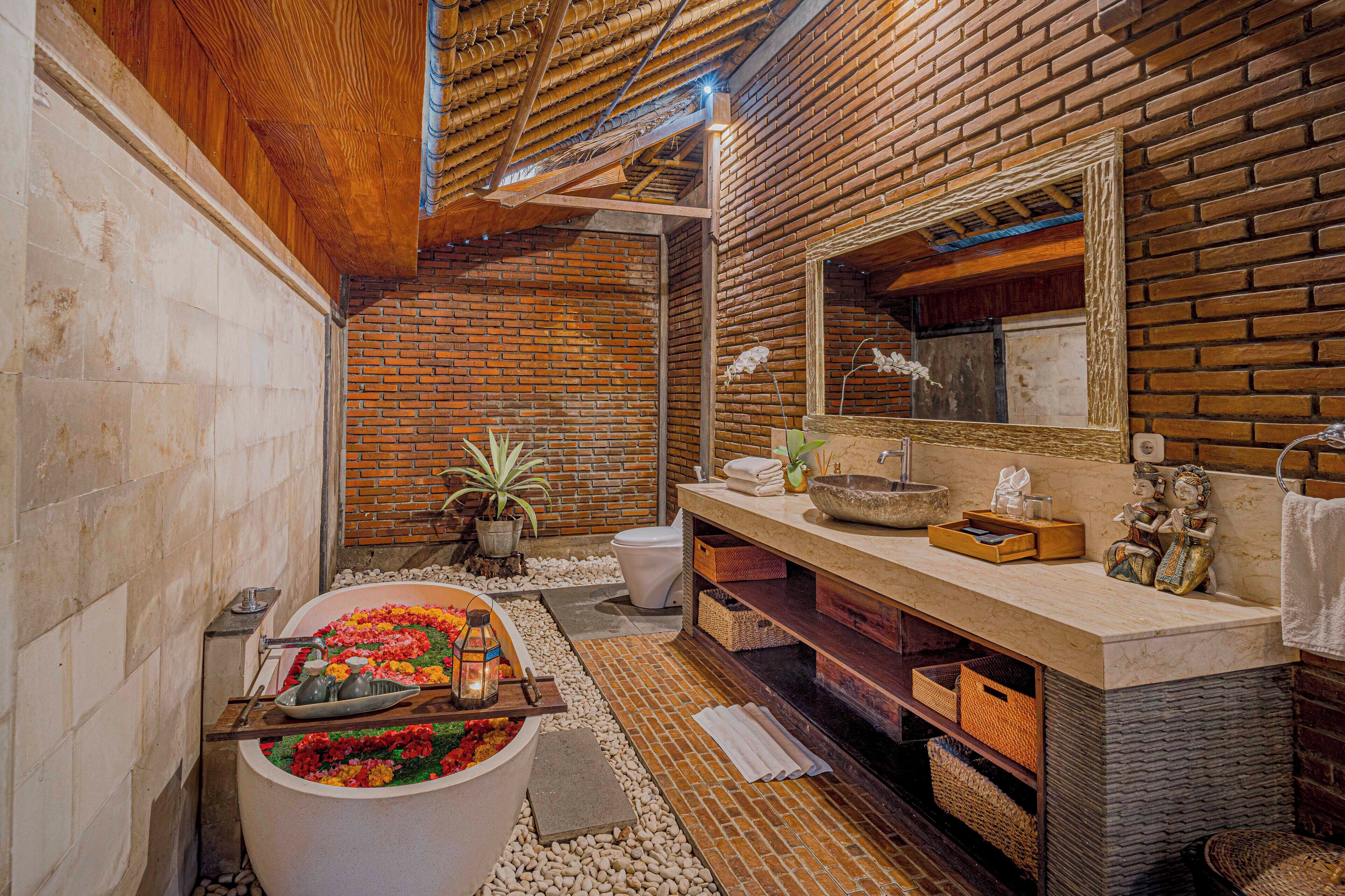Combined shower/bathtub, hair dryer, towels, soap