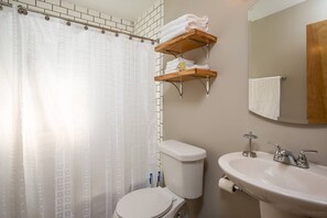 Combined shower/bathtub, hair dryer, towels