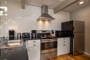 Frigorífico, microondas, horno y placa de cocina