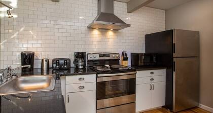 2 BR Trendy Apt Walking Distance to Hospital