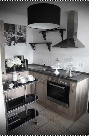 Fridge, microwave, oven, stovetop - CINEMA STUDIO-YOUR HOME NEAR FRANKFURT AIRPORT (Kelsterbach)