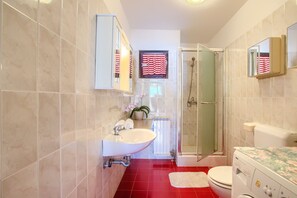 ヘアドライヤー、タオル、石鹸、トイレットペーパー