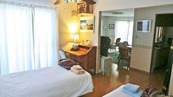 2 bedrooms, in-room safe, desk, iron/ironing board