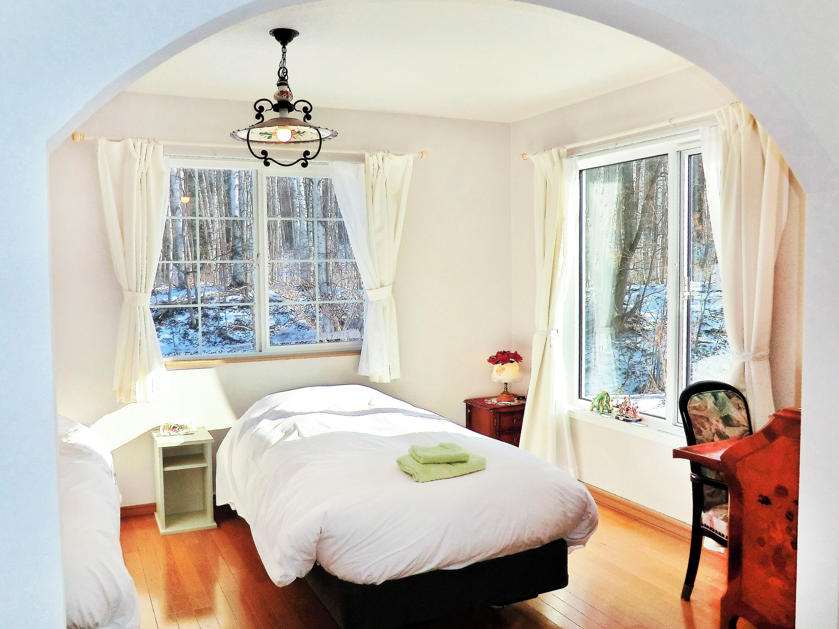 2 bedrooms, in-room safe, desk, iron/ironing board