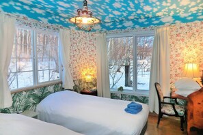 2 bedrooms, in-room safe, desk, iron/ironing board