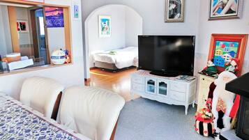 2 bedrooms, in-room safe, desk, iron/ironing board