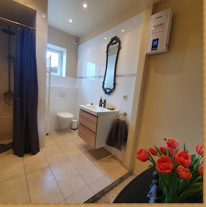 Hair dryer, towels, soap, shampoo - TRAVELLER´S LOUNGE -YOUR HOME NEAR FRANKFURT AIRPORT AND FRANKFURT CITY (Kelsterbach)