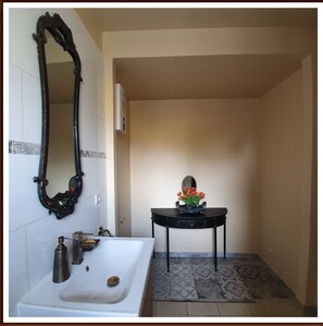 Sèche-cheveux, serviettes fournies, savon, shampoing