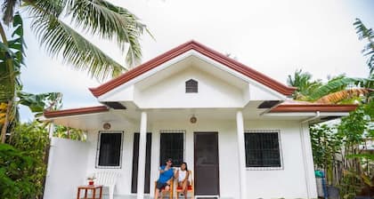 Casa Luna Deluxe Cottage, General luna, minutes from Cloud 9, Restaurants, ect.