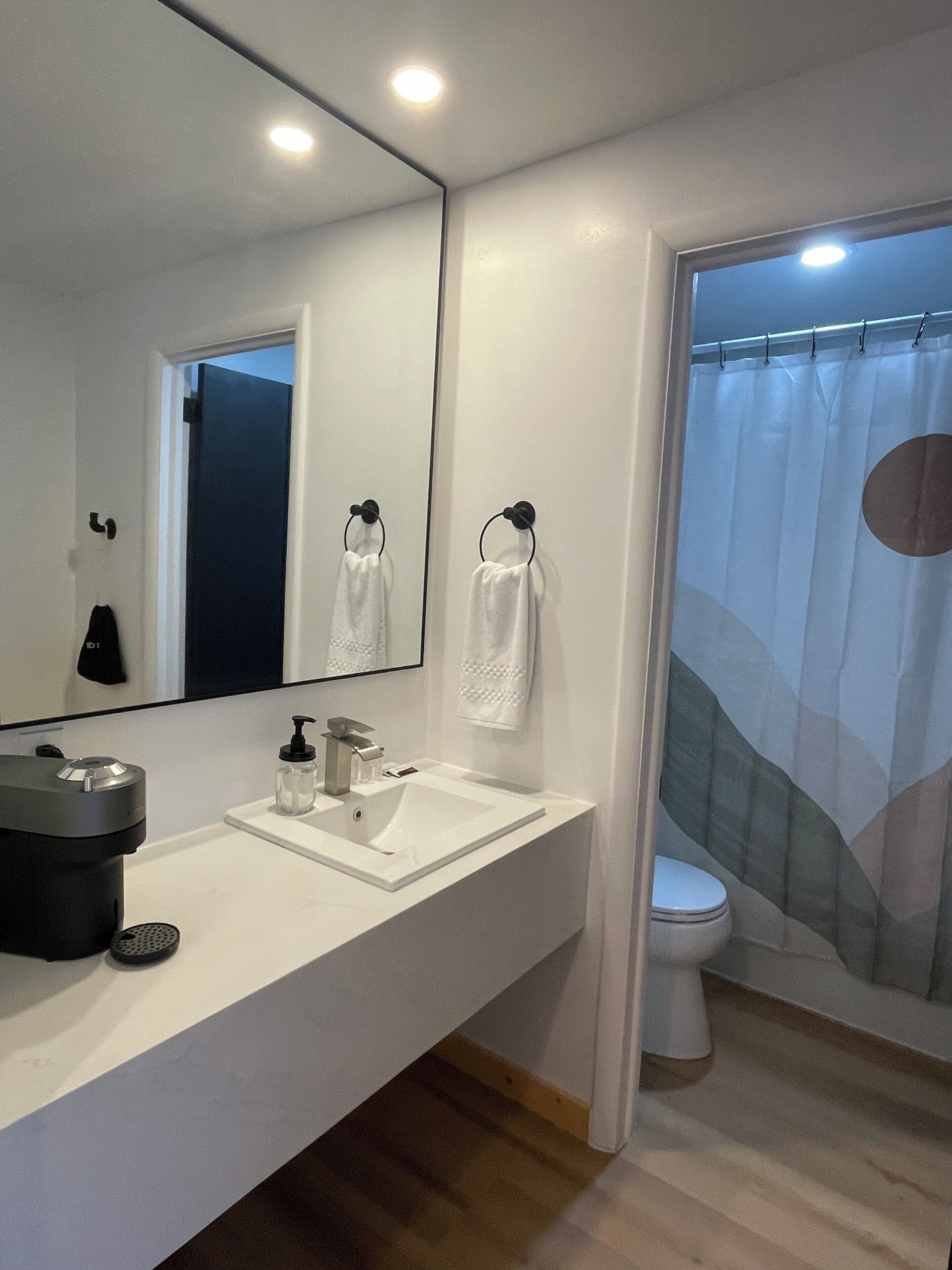 Bañera con ducha, artículos de tocador gratuitos, secador de pelo