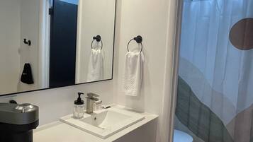 Bañera con ducha, artículos de tocador gratuitos, secador de pelo