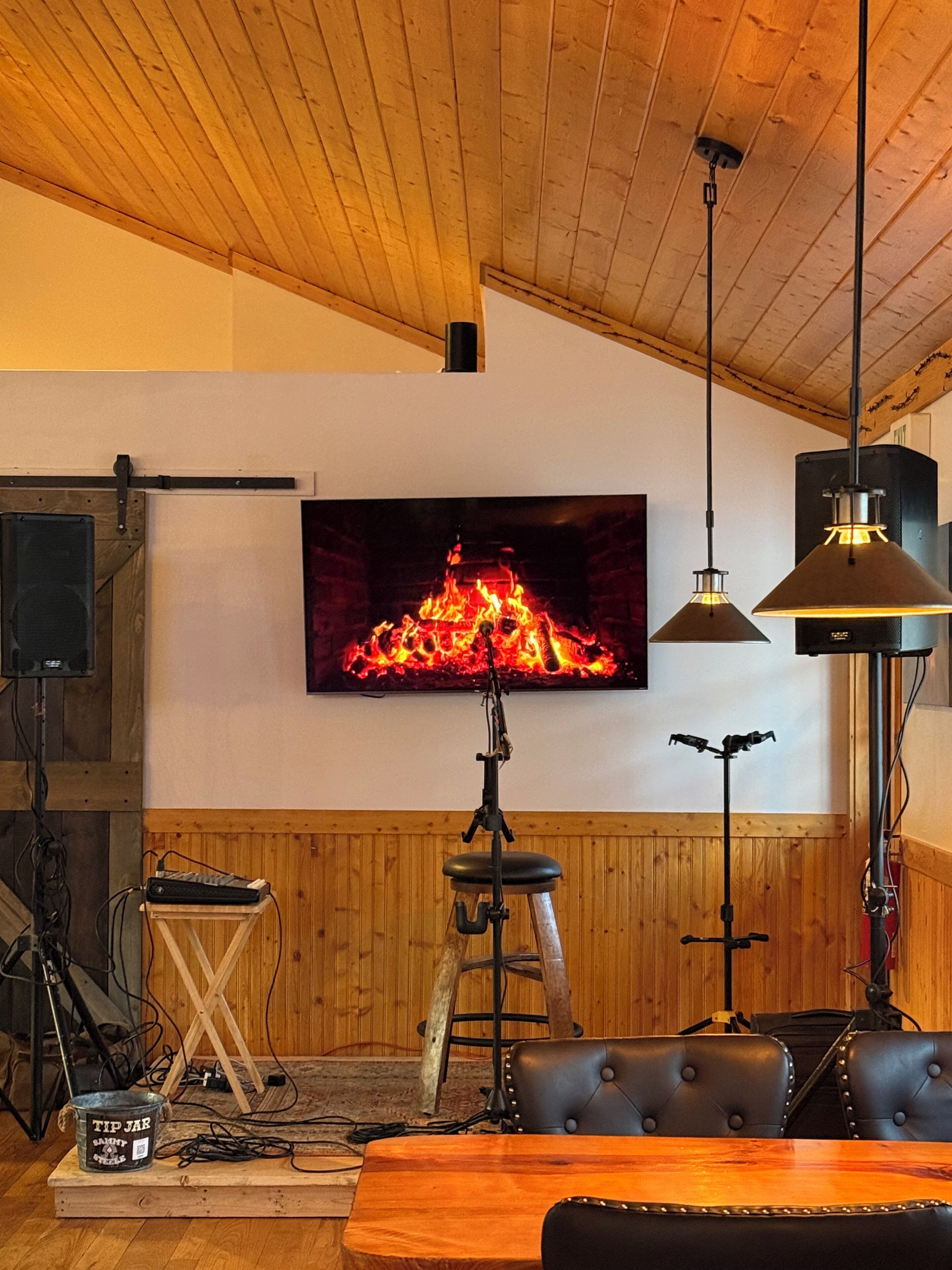 Lunch and dinner served, American cuisine