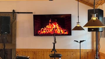 Lunch and dinner served, American cuisine