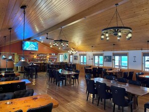 Lunch and dinner served, American cuisine - Lava Mountain Lodge (Dubois)