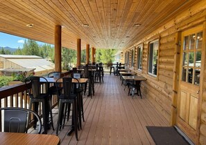 Lunch and dinner served, American cuisine - Lava Mountain Lodge (Dubois)