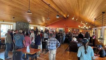 Lunch and dinner served, American cuisine