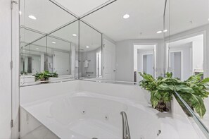 Combined shower/tub, hair dryer, towels