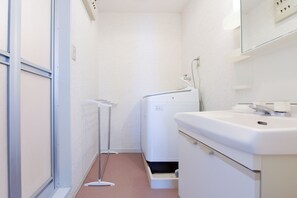 Hair dryer, towels, toilet paper - Famous Japanese Gardens by walk (Toshima-ku)