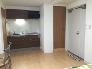 Refrigerador, microondas, parrilla de estufa y tetera eléctrica 