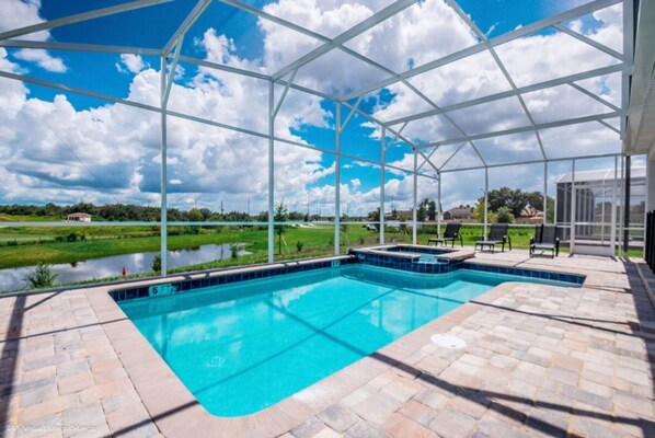 Et oppvarmet basseng