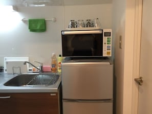 Réfrigérateur, micro-ondes, bouilloire électrique