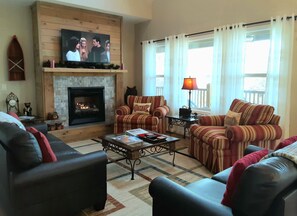 Smart TV, fireplace, books - LAKEFRONT 4/3.5, Private Dock, Pool Table, Lakeside Firepit, Kayaks, Paddleboat (Young Harris)