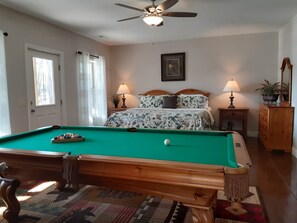 4 bedrooms, desk, iron/ironing board, free WiFi