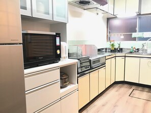 Fridge, microwave, oven, coffee/tea maker