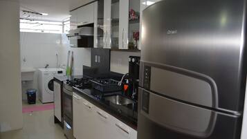 Geladeira, micro-ondas, fogão, cooktop