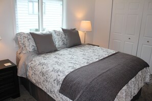 1 bedroom, memory foam beds, iron/ironing board, WiFi - Corner Midtown Apartment (Anchorage)