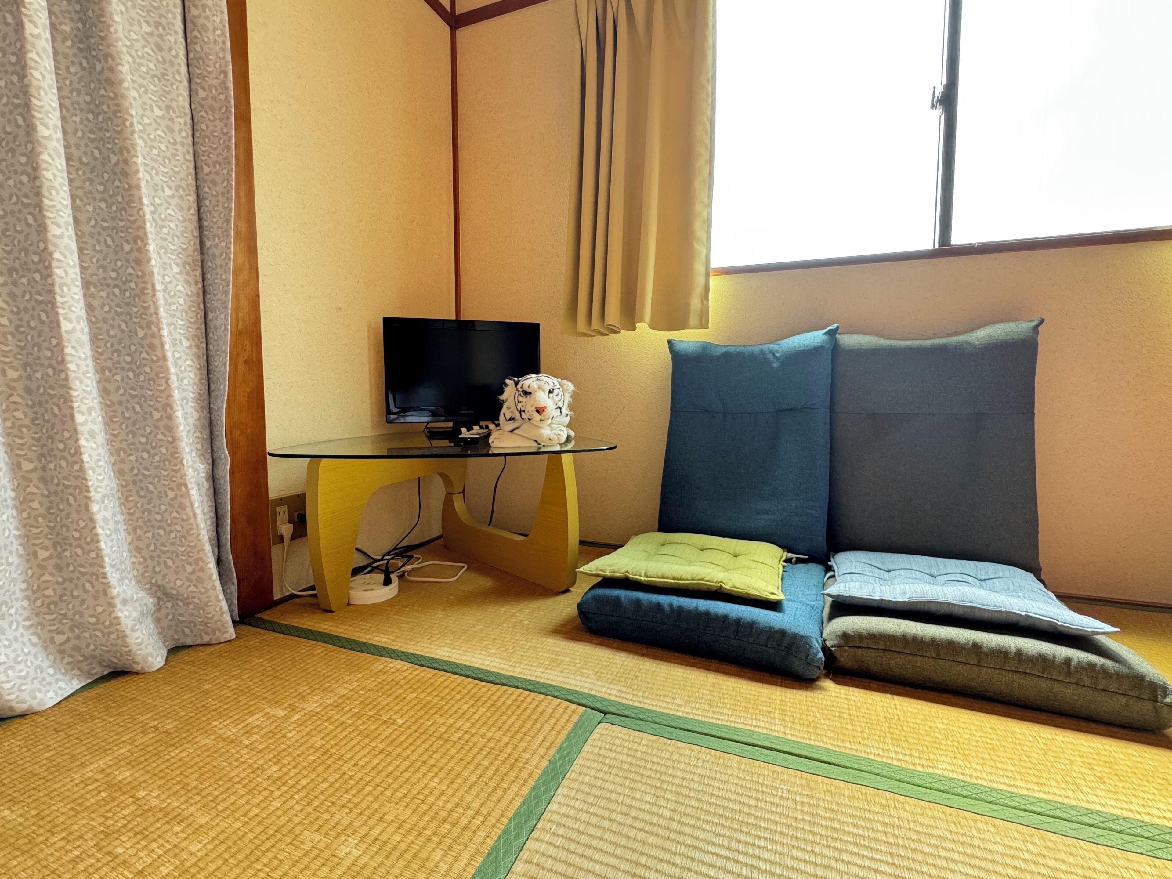 N ° 5 CONDOMINIUM - Second Floor Corner Apartment; 2 BedRoom