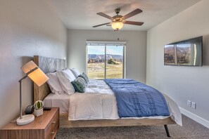 4 bedrooms, desk, iron/ironing board, travel crib - 4BR on the 18th Green - Desert & Mountain Views (St. George)
