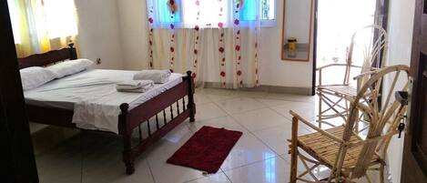 2 soverom, skrivebord, strykejern/-brett og wi-fi (inkludert)