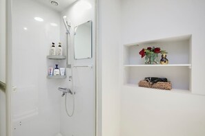 Combined shower/tub, hair dryer, slippers, towels - Superior room in Shinjuku Okubo/Station (Shinjuku-ku)