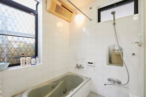 Duschwanne, Haartrockner, Hausschuhe, Handtücher