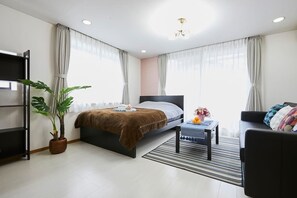 4 Schlafzimmer, Schreibtisch, schallisolierte Zimmer