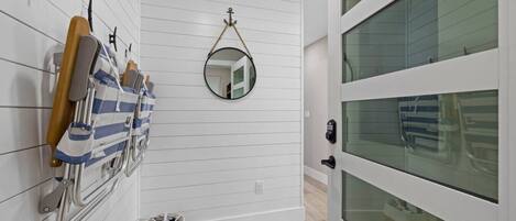 Kombination af bruser/badekar, hårtørrer, håndklæder