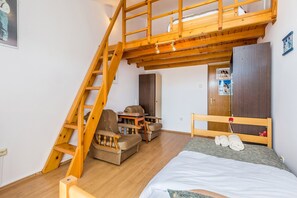 3 soverom, skrivebord, lydisolert og strykejern/-brett