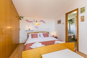 3 bedrooms, desk, soundproofing, iron/ironing board - Apartman Karmel sa saunom, roštiljem, vrtnom sjenicom, travnjakom, ljuljačkom. (Viškovo)