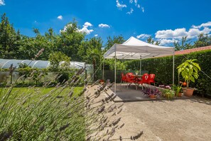 Outdoor dining - Apartman Karmel sa saunom, roštiljem, vrtnom sjenicom, travnjakom, ljuljačkom. (Viškovo)