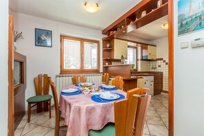 Dining - Apartman Karmel sa saunom, roštiljem, vrtnom sjenicom, travnjakom, ljuljačkom. (Viškovo)