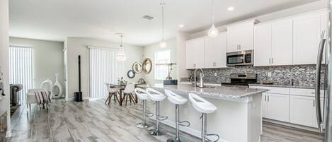 Køleskab, mikrobølgeovn, ovn, kogeplade