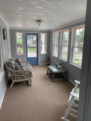 Fernseher, DVD-Player, Tischfußball, Bücher