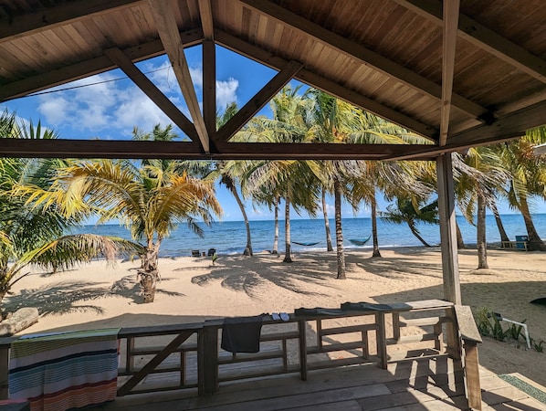 En la playa, camastros y toallas de playa