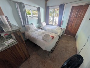 2 habitaciones, caja de seguridad en la habitación y escritorio