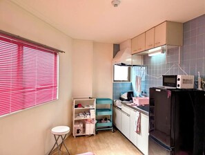 Kühlschrank, Mikrowelle, Herdplatte, Wasserkocher
