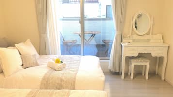 4 bedrooms, iron/ironing board, WiFi, bed sheets