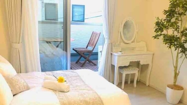 A bedroom with a bed, a desk, a chair, and a potted plant. - All New Beautiful Villa.NearU.S.JNanba (Ōsaka-shi)